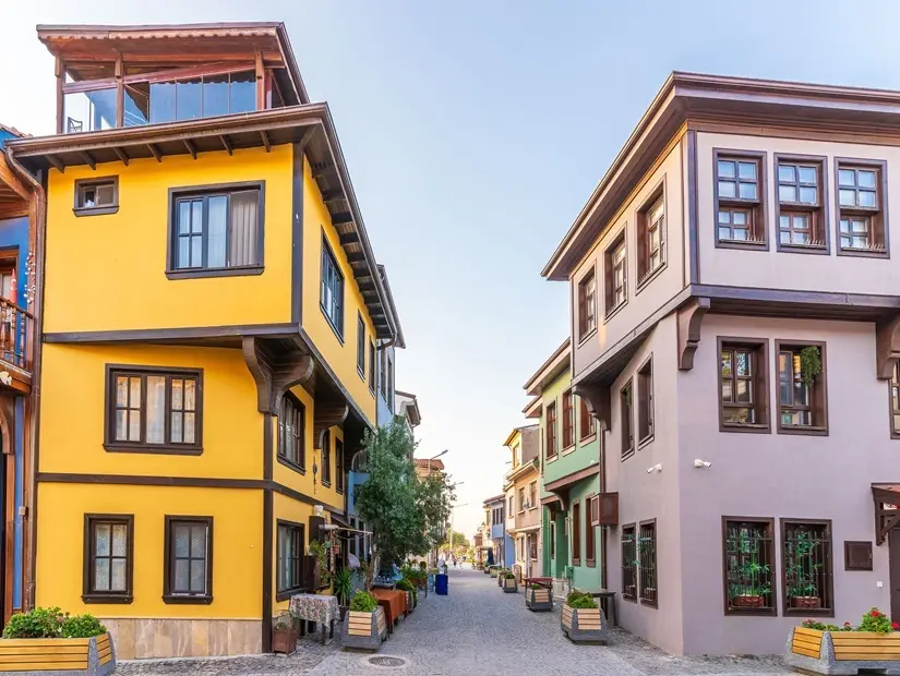  Türkiye'nin Bursa'sında Mudanya Kasabası sokak görünümü