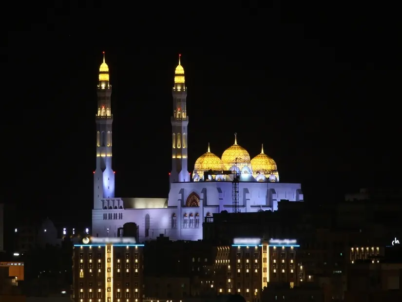 Muhammed El Amin Camii akşam ışıklandırılmalı görünümü