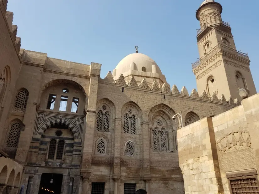 Muizz Caddesi üzerindeki eski Kahire kentindeki El-Akmar Camii