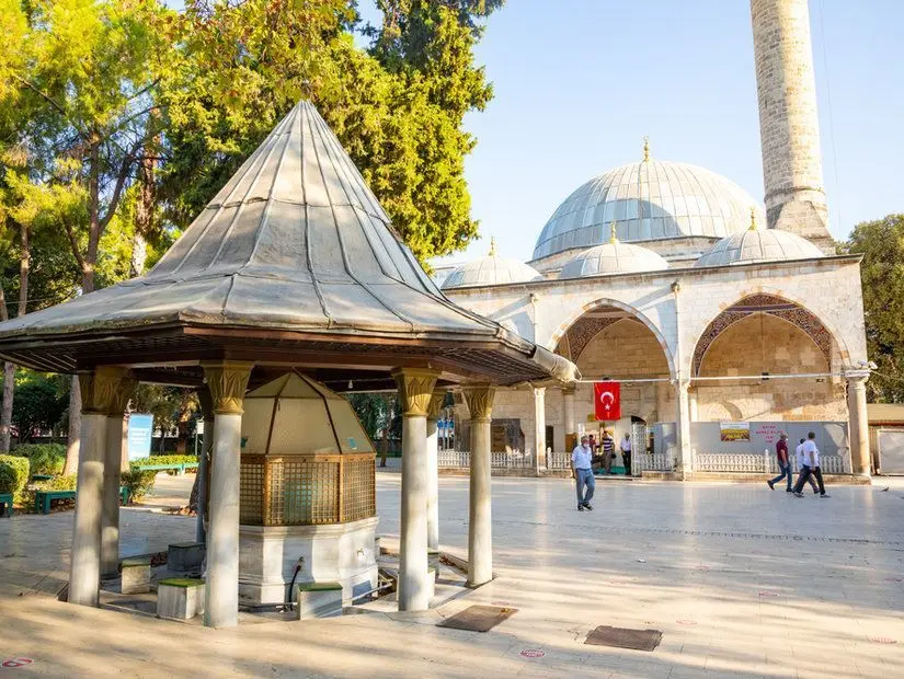 Murat Paşa Camii avludan görünümü