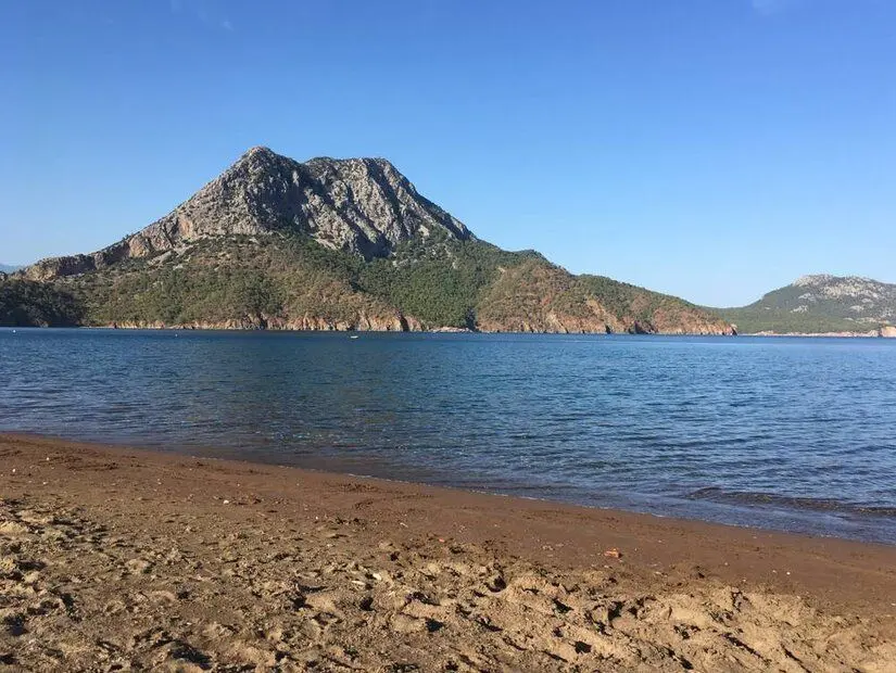 Musa Dağı ve plajın görünümü
