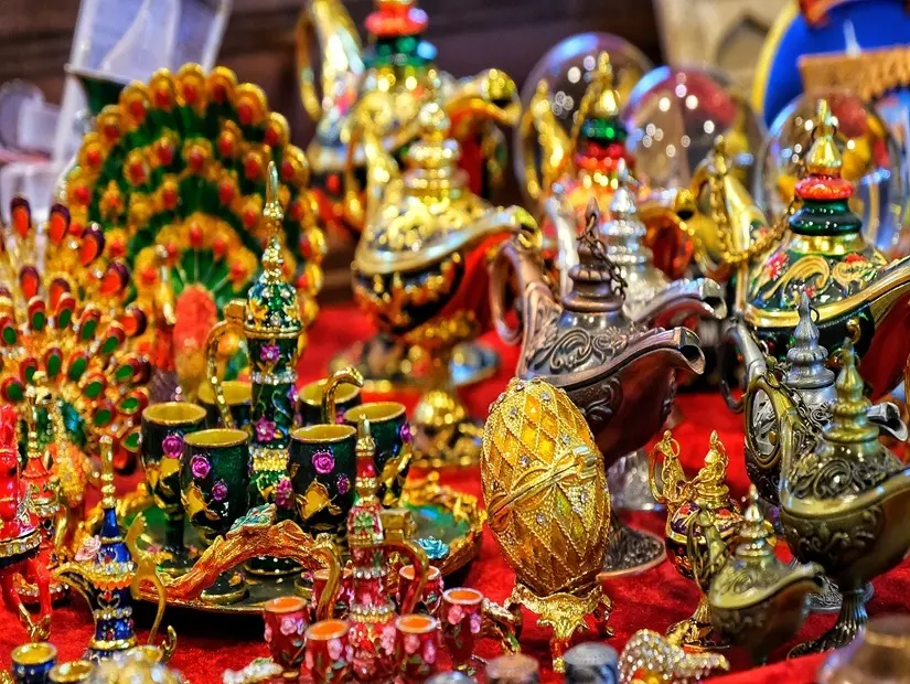 Mutrah Çarşısı satılan eşyalar görünümü