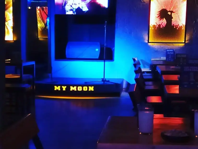 My Moon Karaoke Bar iç görünümü