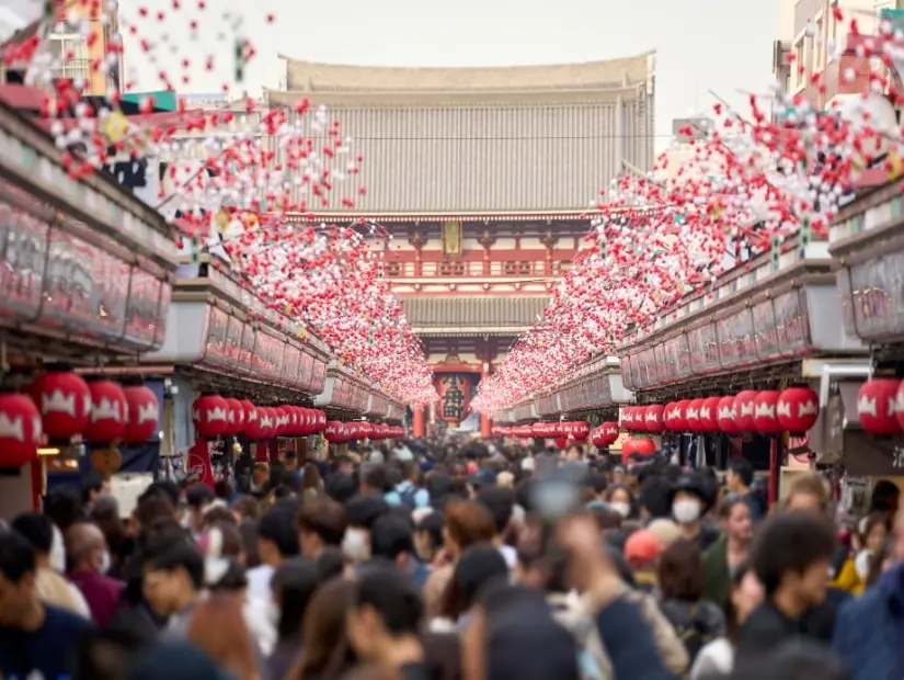 Sensoji Tapınağı'nın kalabalık Nakamise Caddesi. 