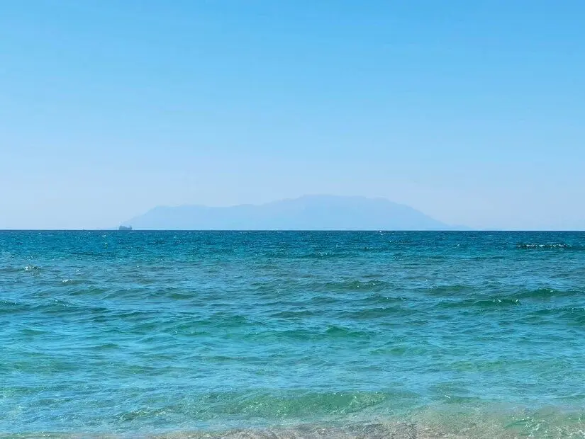 Nama Plajı (Ammo Ammo Beach) berrak denizin görünümü