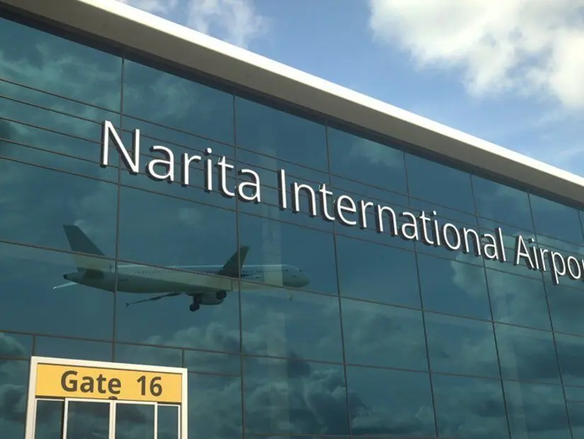 Narita Uluslararası Havalimanı modern pencerelerde yansıyan kalkış yapan uçağın görüntüsü