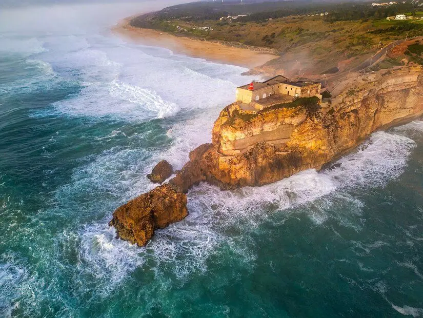 Nazare Deniz Feneri'nin havadan çekilmiş fotoğrafı