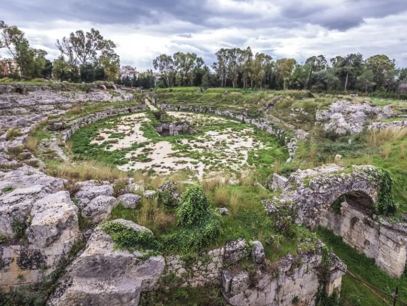 Syracuse Neapolis arkeolojik parkındaki Roma Amfitiyatrosu'nun kalıntıları