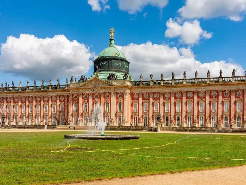 Sanssouci parkındaki Yeni Saray (Neues Palais), Potsdam, Almanya
