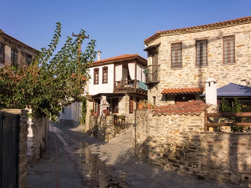 Yunanistan, Halkidiki, Sithonia'daki eski Nikiti köyündeki mimari.