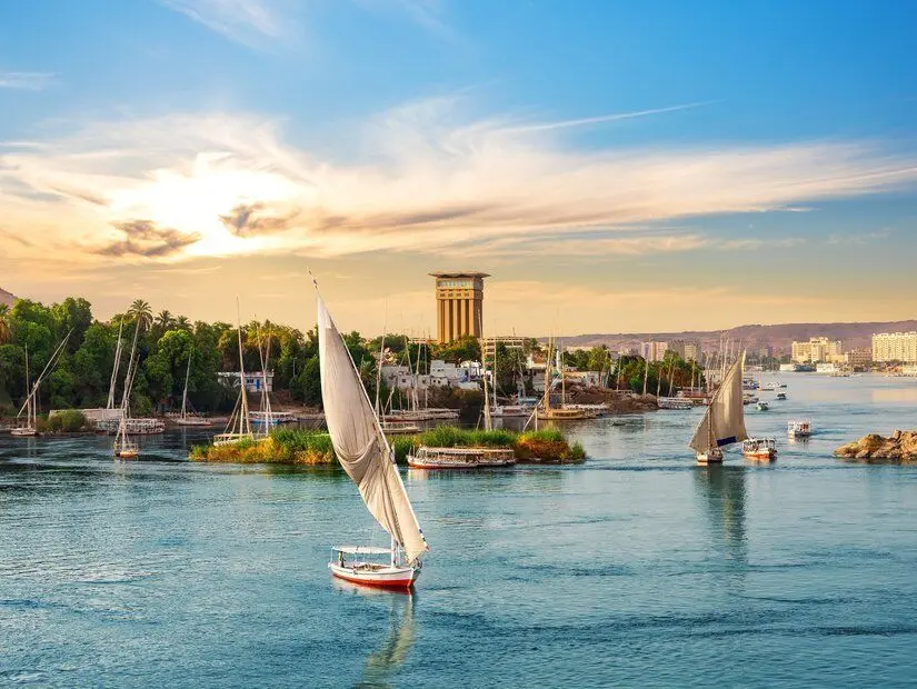 Nil Nehri ve yelkenli tekneler, Mısır'ın Aswan şehrinin ünlü manzarası