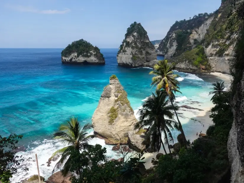 Nusa Penida'daki Diamond plajının havadan görünümü