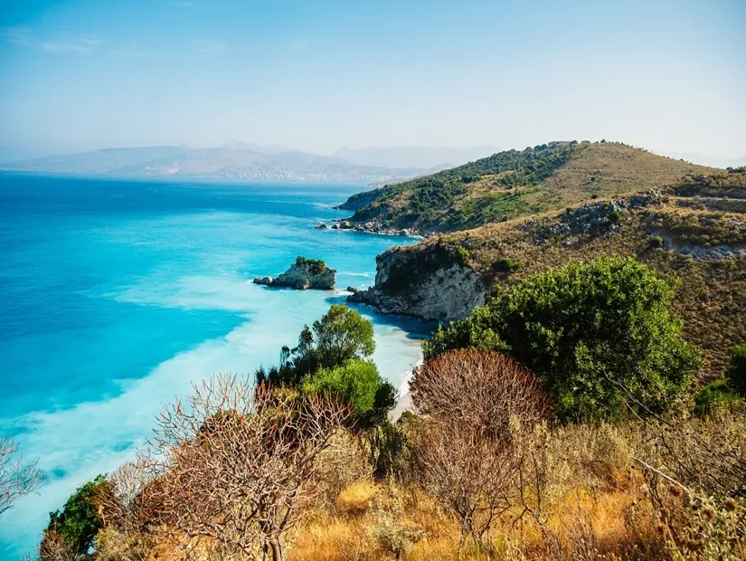 Nushi Mağarası Plajı (Shpella e Nushi) görünümü