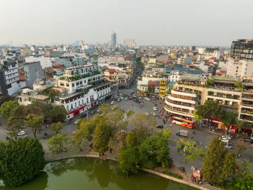 Hanoi eski mahallesinin havadan drone görüntüsü.