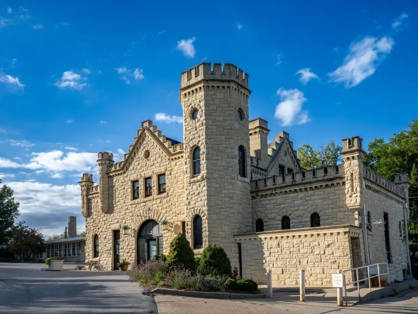 Yaz aylarında Joslyn Kalesi ve Bahçeleri görünümü