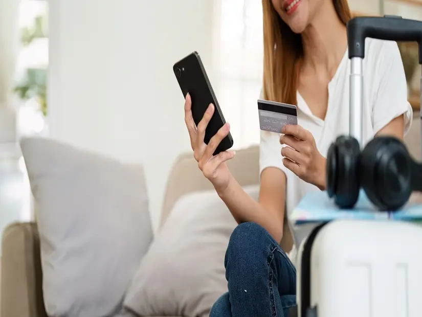 online otel rezervasyonu yapan kredi kartıyla genç kadın