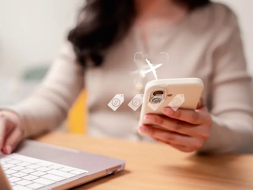 online uçak biletimi alımı yapan kadın