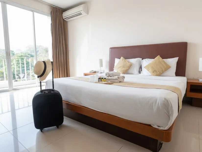 otel odasında valizi bırakan turist