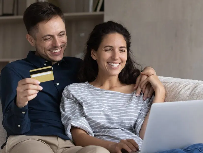 otel ödemesi online yapan çift