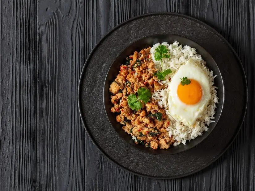 Pad kra pao (Kutsal fesleğenli ve acılı et kavurması)
