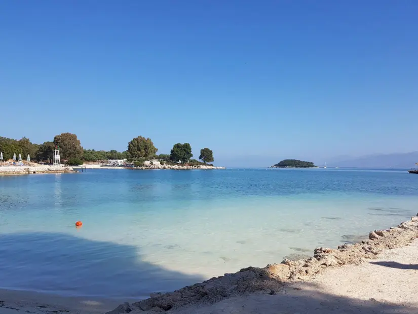 Paradise Plajı (Plazhi i Parajses)  güneşli günde görünümü