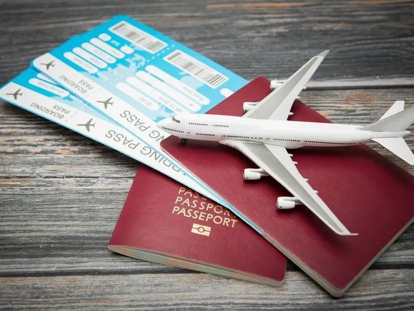 pasaport üzerinde uçak maketi