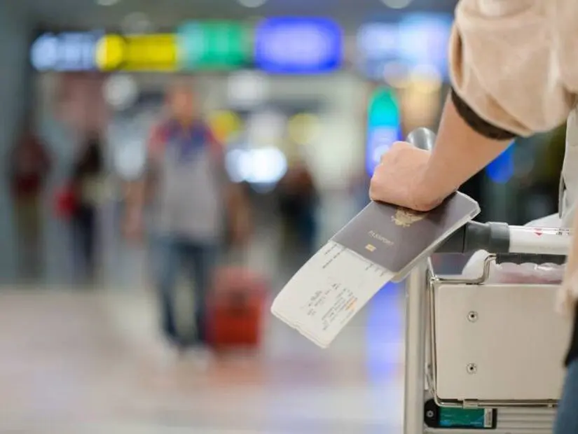 havalimanı pasaport kontrolü için sıraya giren yolcu