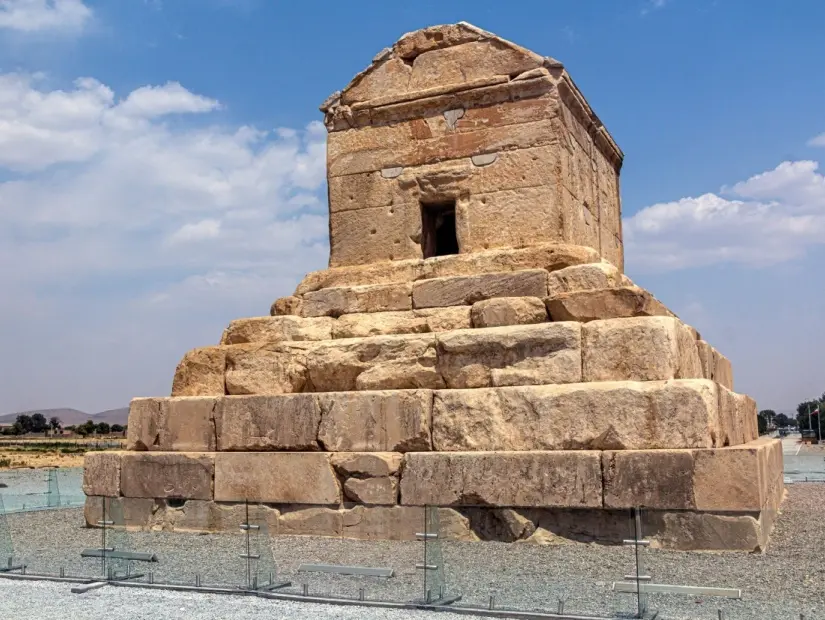 Pasargad kentindeki Büyük Kiros'un mezarı
