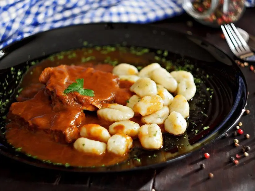 Pasticada (Özel soslu et) görünümü