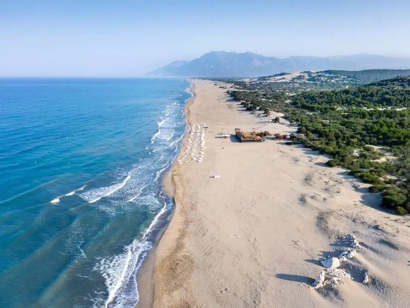 Antalya, Türkiye'deki el değmemiş Patara Plajı'nın havadan görünümü