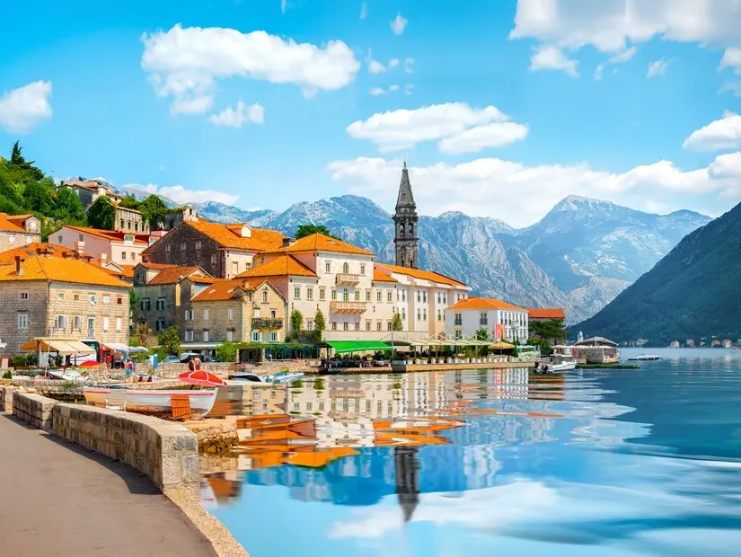 Yaz aylarında Kotor Körfezi'ndeki tarihi Perast kenti, Karadağ