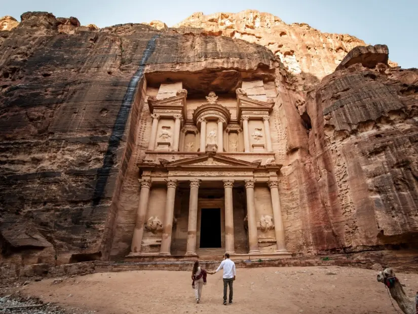 Gezgin çift, Ürdün'ün Petra Antik Kenti'ni ziyaret ediyor