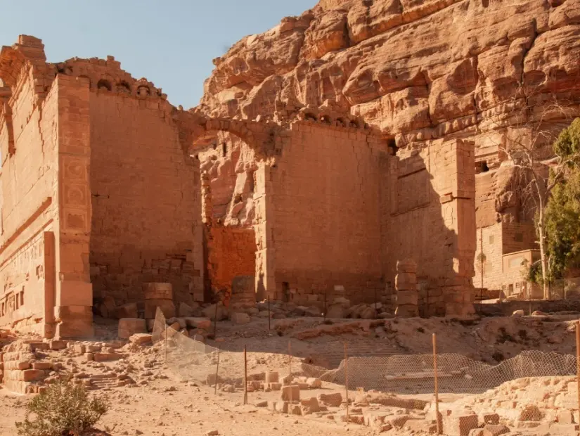 etra kayalara oyulmuş antik bir şehir görünümü