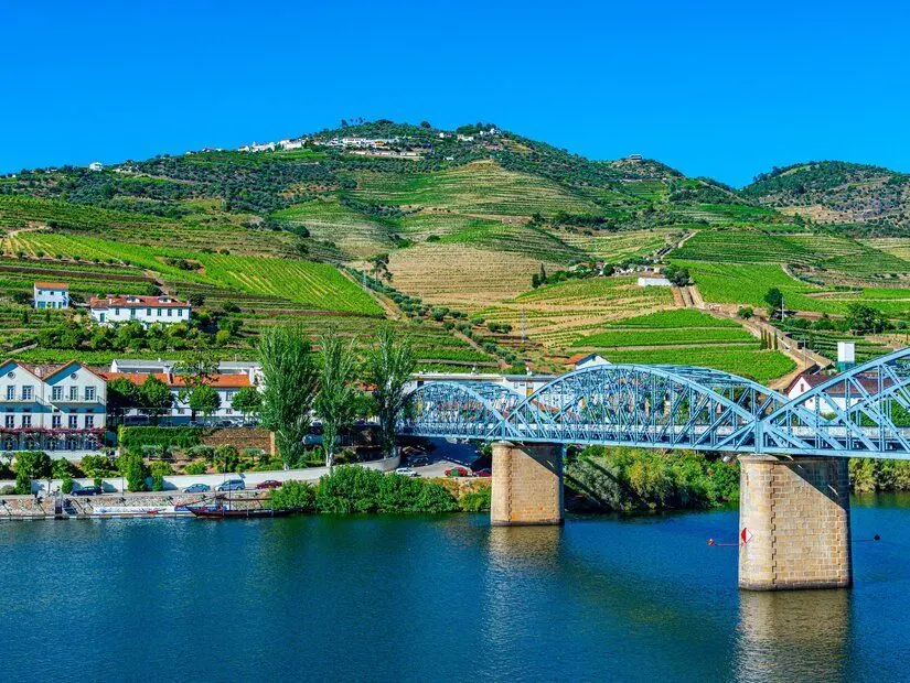 Portekiz'deki Douro Nehri kıyısındaki Pinhao köyü görünümü