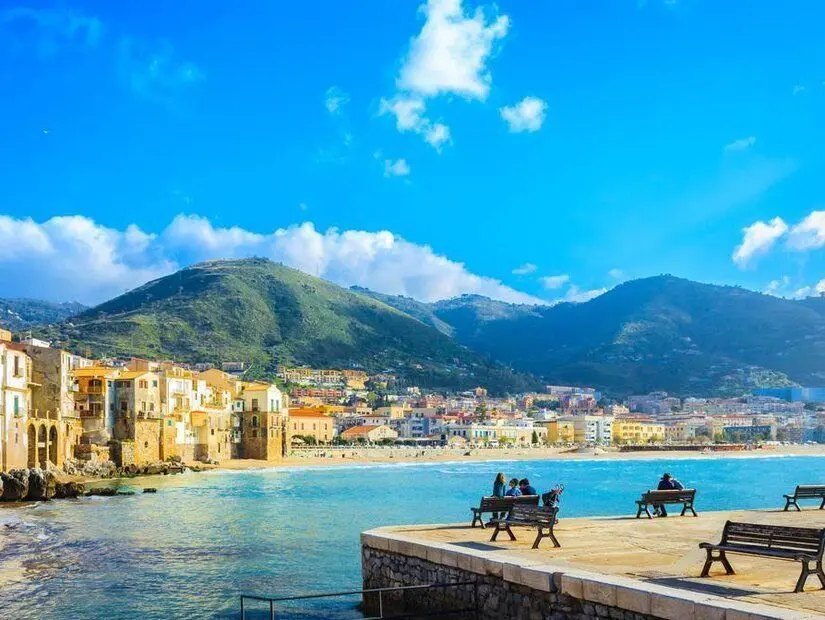 Cefalu sahili görünümü