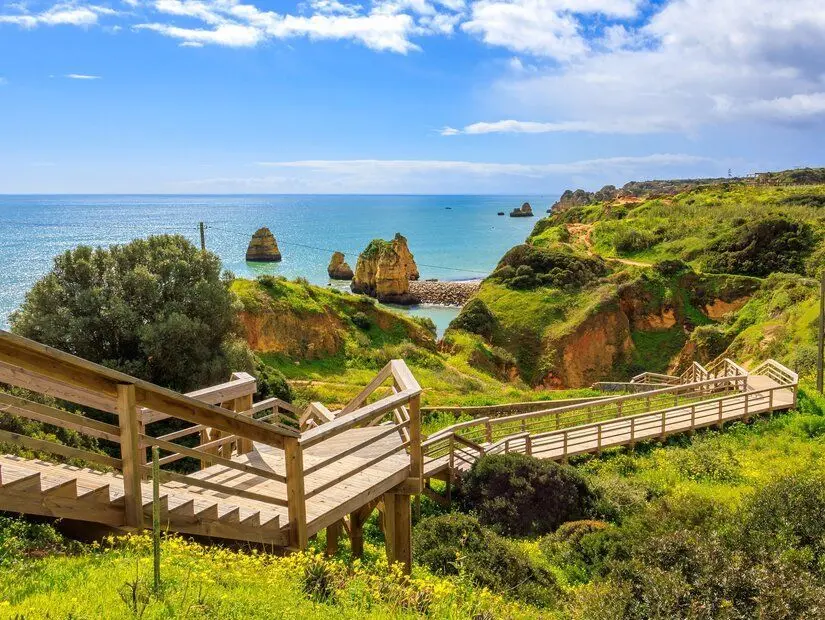 Ponta da Piedade yürüyüş yolu güneşli günde görünümü