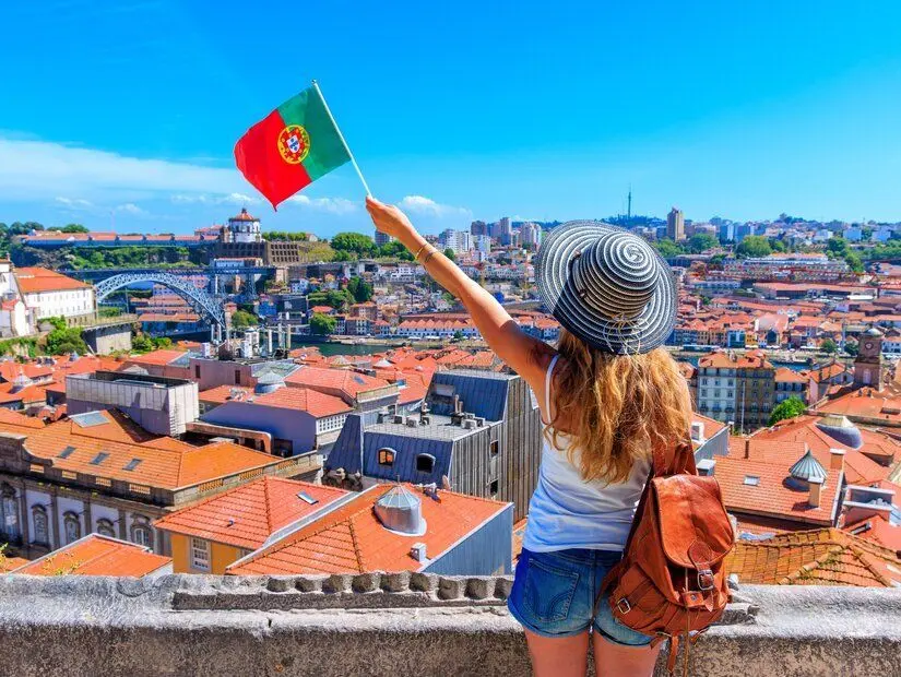 Porto seyahat destinasyonu Portekiz bayrağı taşıyan bir kadın