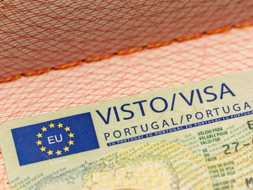 Pasaporttaki Portekiz Schengen vizesinin yakın çekim görüntüsü.