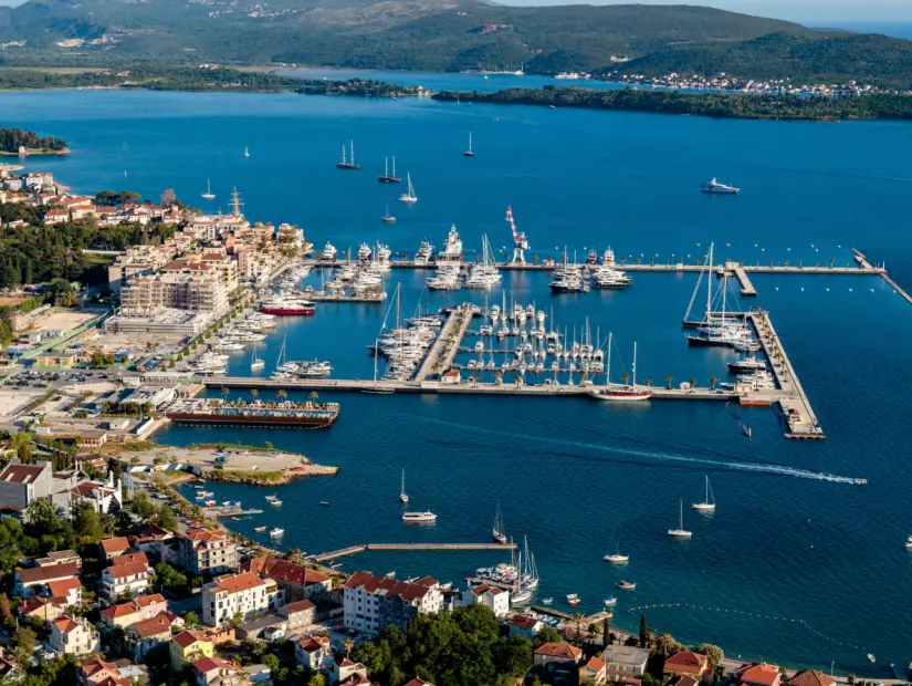 Porto Karadağ, Kotor, Karadağ'da kıyıdaki rıhtımların ve binaların yakınındaki teknelerin yüksek açılı görüntüsü