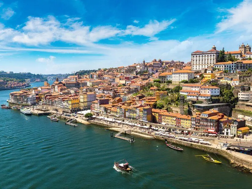 Portekiz'in Porto şehrinin güzel bir yaz gününde çekilmiş panoramik kuşbakışı görüntüsü.