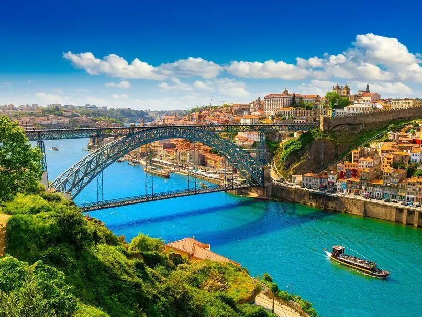 Güzel bir yaz gününde Porto şehrinin muhteşem manzarası. Porto