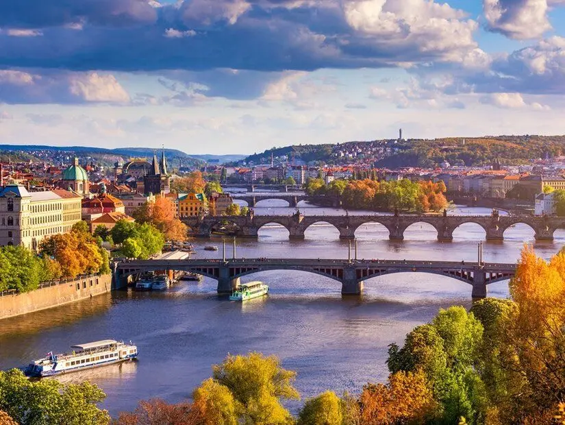 Prag'da Vltava Nehri üzerindeki Karl Köprüsü'nün sonbahar manzarası