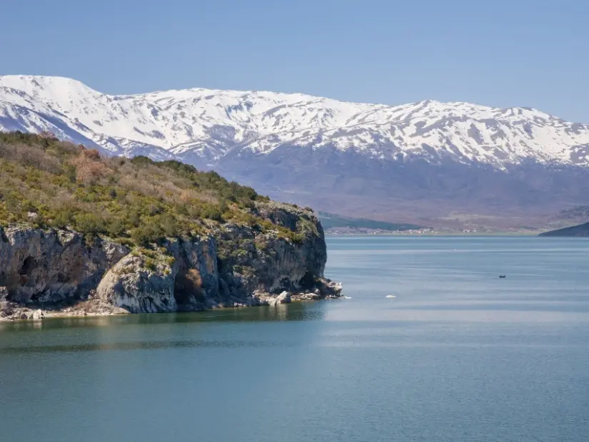 Büyük Prespa Gölü ve çevresindeki karla kaplı dağ sırasının görünümü