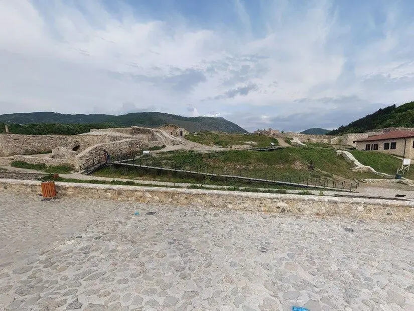 dağ manzarası eşliğinde prizren kalesi görünümü