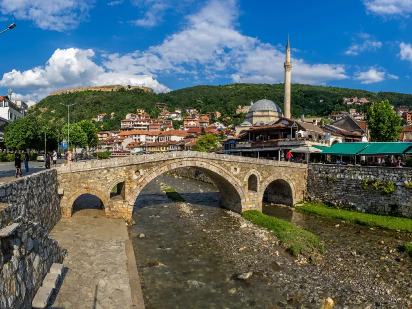 nehir üzerindeki Eski Taş Köprü prizren