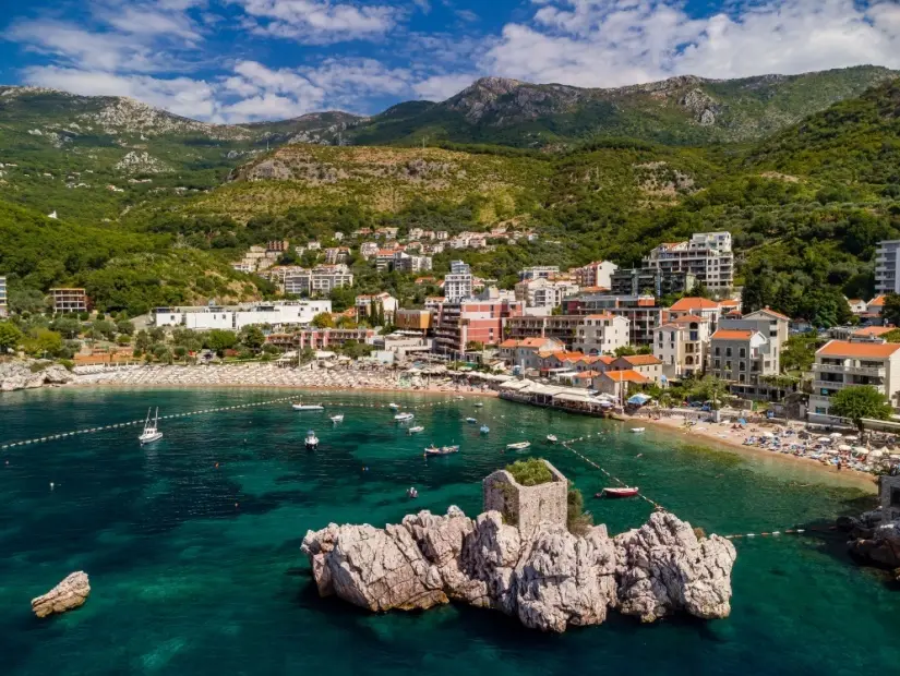 ormanlık dağlar ve mavi gökyüzü arka planıyla Przno plajının havadan görünümü
