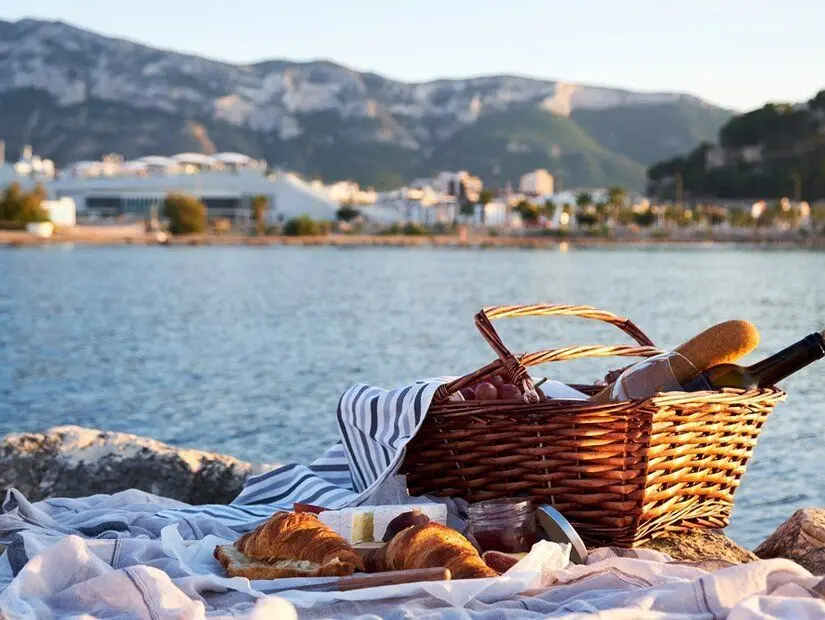 İspanya'nın Denia sahilinde romantik bir piknik