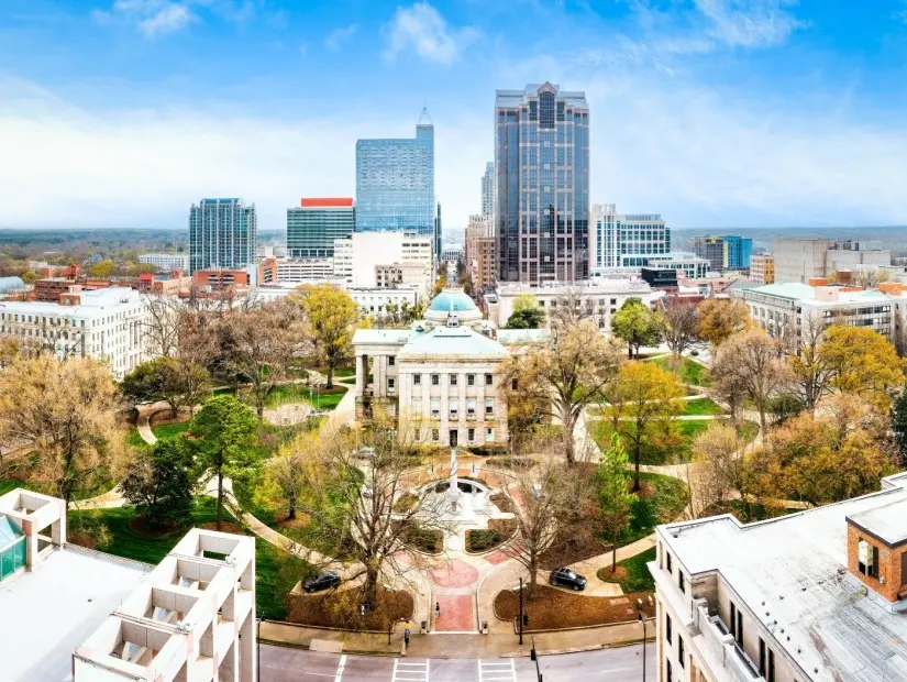 Carolina Eyaleti Meclis Binası ve Raleigh görünümü