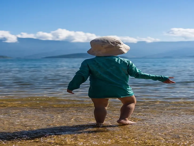 reis aile plajı , denizde yürüyen bebek arkadan görünümü