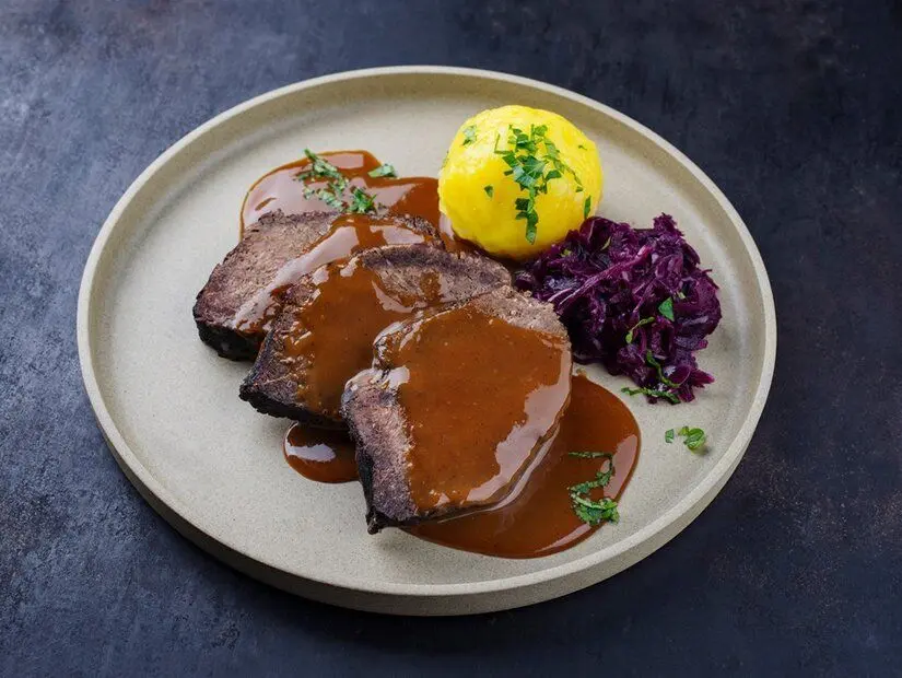 Ren usulü ekşili rosto (Rheinischer sauerbraten)